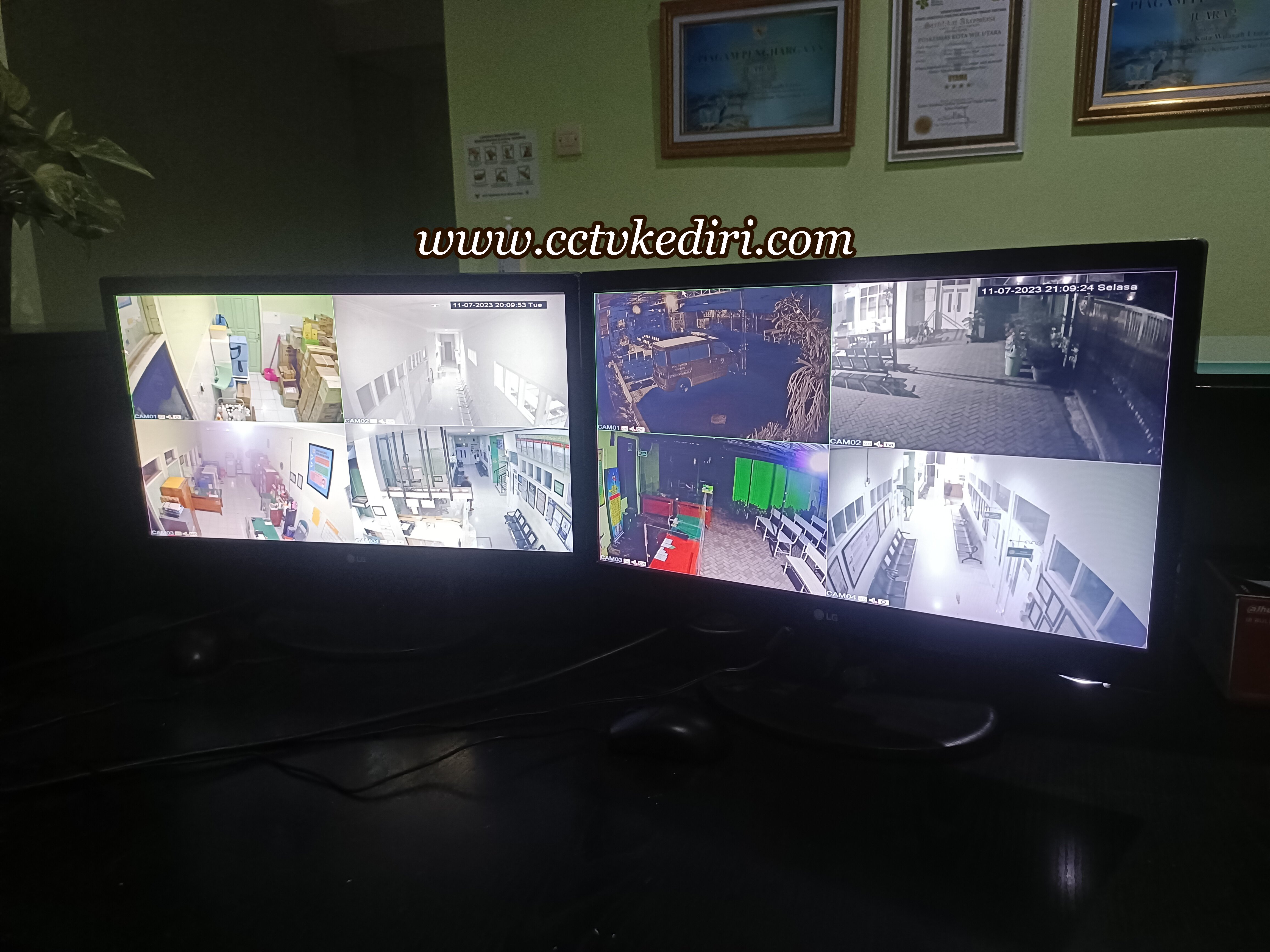 <p>Kamera dapat bekerja dengan sendirinya kamera juga dapat menghasilkan rekaman dan rekam tersebut akan tersimpan dengan sendirinya melalu memori SD yang tersedia di setiap kamera, dengan begitu hasil rekaman di hari yang lalu dapat tersimpan dengan aman, dan anda akan merasa terjaga di sepanjang waktu dengan harga murah bisa anda dapatkan lebih dari satu kamera.</p>